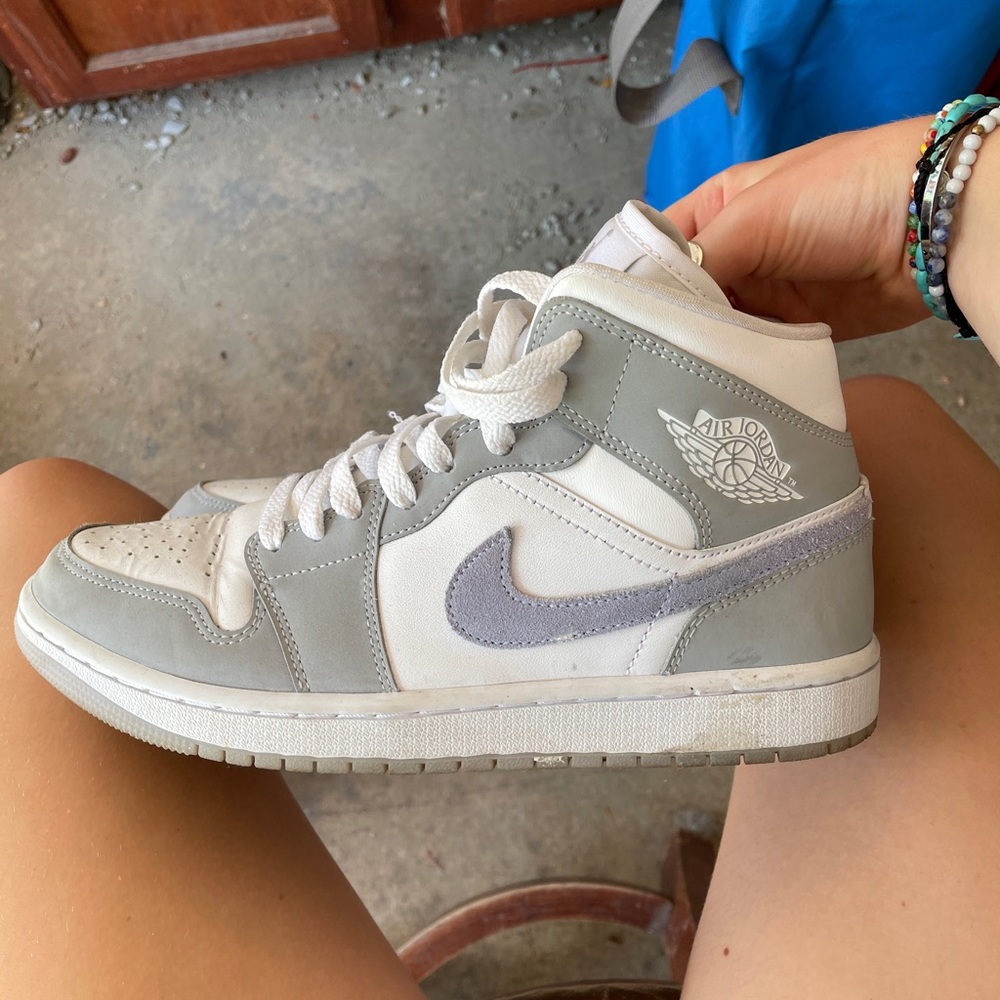 Air Jordan 1 Mid women’s size